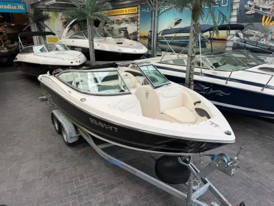 bowrider op trailer in showroom