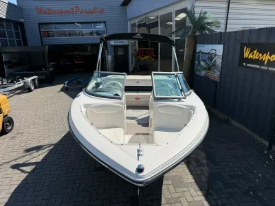 Vooraanzicht van een boot bij een watersportzaak