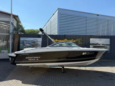 bowrider boot op trailer bij showroom