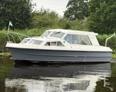 kajuitboot op rustig water
