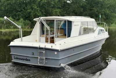 motorcruiser op water met zicht op salon
