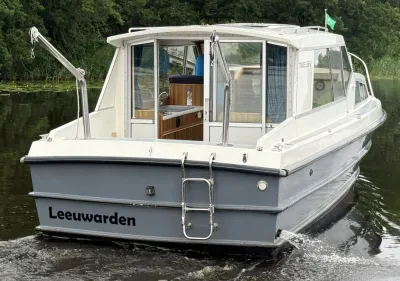 achterzijde van een kajuitmotorboot