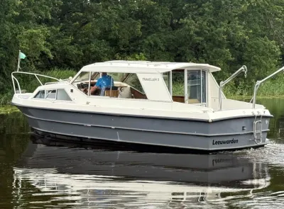 witte kajuitboot op binnenwater