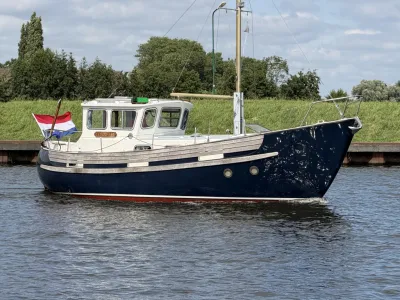 motorboot in het water bij de kade