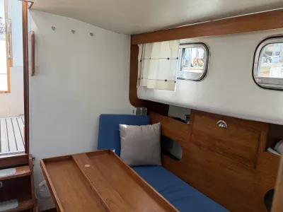 interieur kajuit met zitbank en tafel