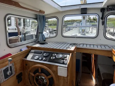 stuurhut interieur met koerspaneel