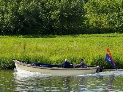 sloep met twee personen op het water