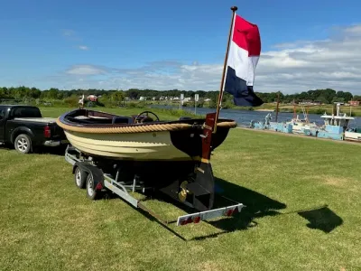 sloep op trailer bij water
