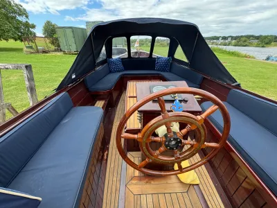 interieur cockpit van houten sloep