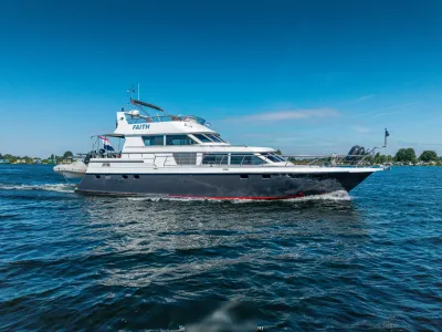 motorjacht op open water