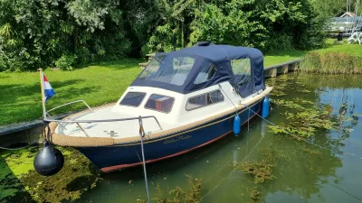 kleine cabin sloep aan de steiger