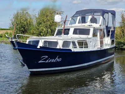 blauwe motorboot afgemeerd op het water