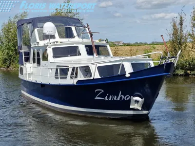motorjacht bij oever op kanaal