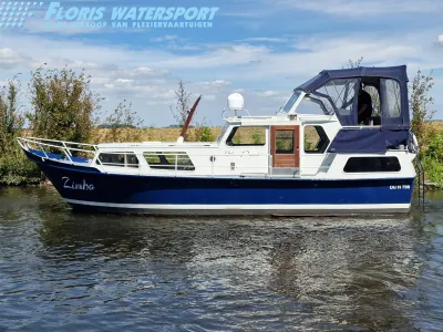 zijaanzicht van motorjacht op water
