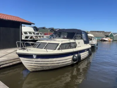 motorboot aangemeerd in jachthaven