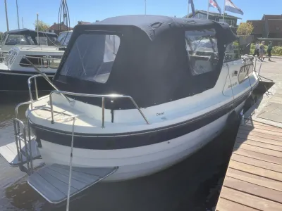 motorboot aangemeerd bij een steiger