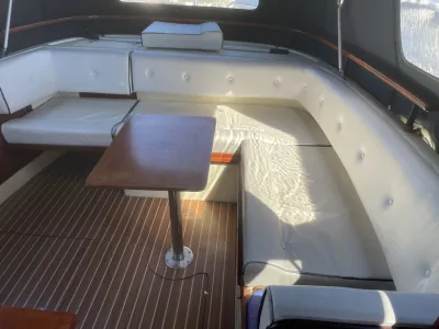 zitgedeelte met tafel in kuip