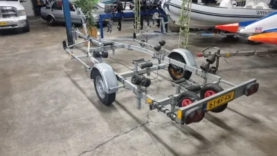 geremde boottrailer in hal