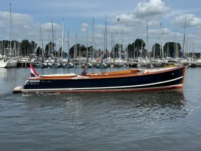 houten open sloep in een jachthaven