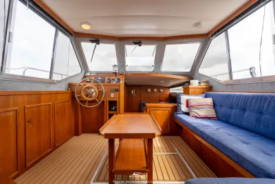 stuurhuis interieur met tafel en zitbank