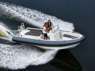 aluminium tender op open water