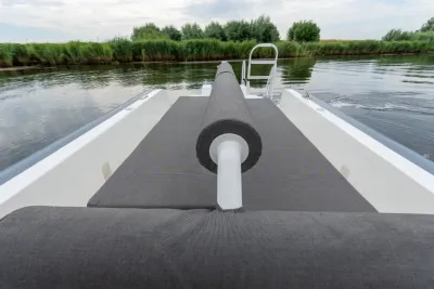 boordzicht van tender met kussens en ladder