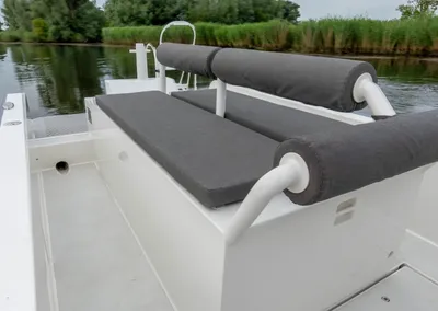 dek en zitbank van een tender op het water