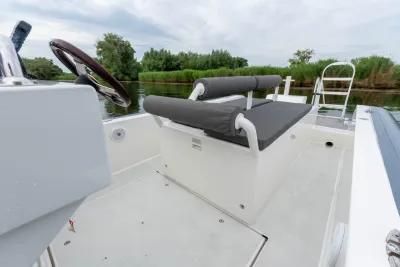 kuip en zitbank van tender met water en oever