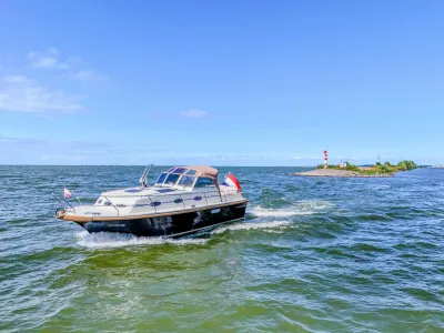 motorboot op open water bij klein eiland