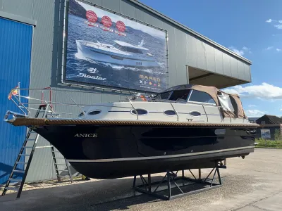 motorjacht op bok bij loods