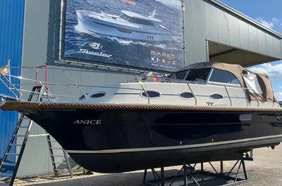 motorjacht op bok bij loods