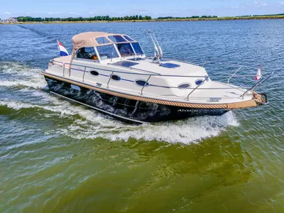 witte motorboot op open water