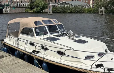 motorboot aangemeerd bij kade