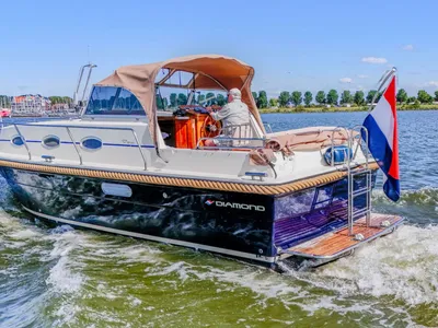 motorboot op water met Nederlandse vlag