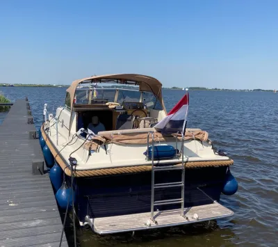 motorboot aangemeerd bij steiger