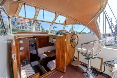 cockpit en kuip interieur van motorboot