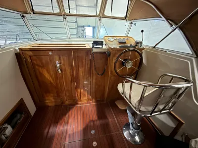 kuip met stuurstand en houten kast