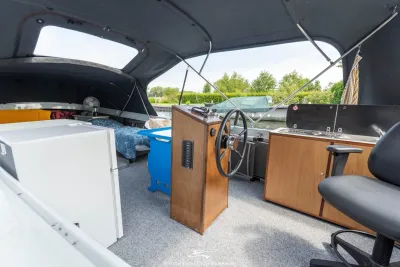interieur van cabinsloep met kuiptent