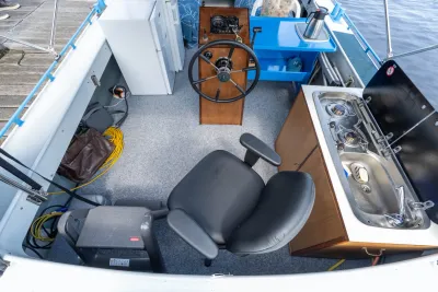 cockpit van cabinsloep met stuur en keuken