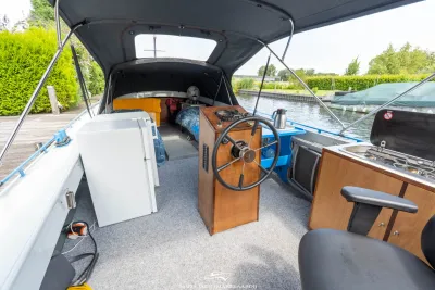 interieur van cabinsloep met stuurconsole