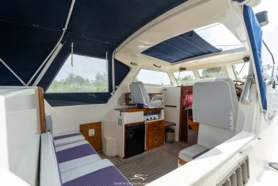 bootinterieur met stuurhut en zitplaatsen
