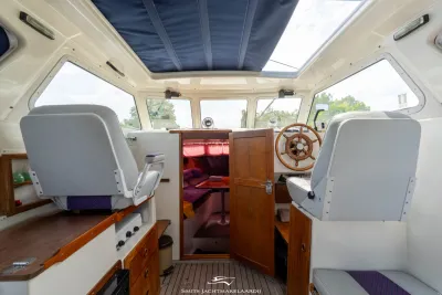 Interieur van stuurhut met open kajuit
