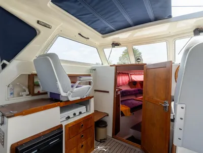 interieur van boot met stuurhut en kajuit