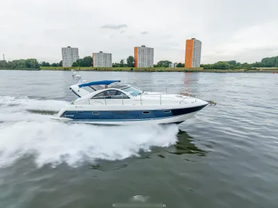motorjacht op water met gebouwen op achtergrond