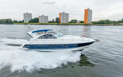 motorjacht op water met gebouwen op achtergrond