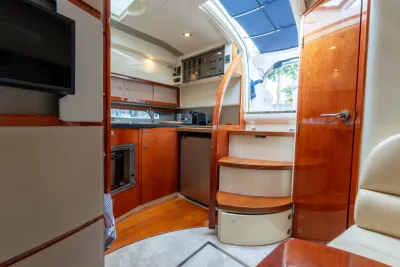 interieur kombuis en trap naar dek