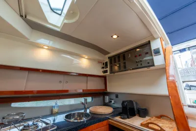 kajuitkeuken met dakluik en opbergkasten