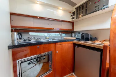kombuis interieur met kookplaat en gootsteen