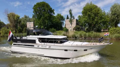 motorjacht op rustig water met bomen