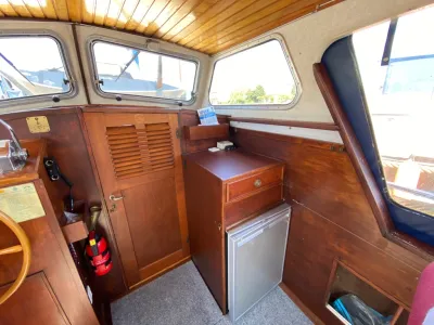 kajuitinterieur met houten kasten en koelkast